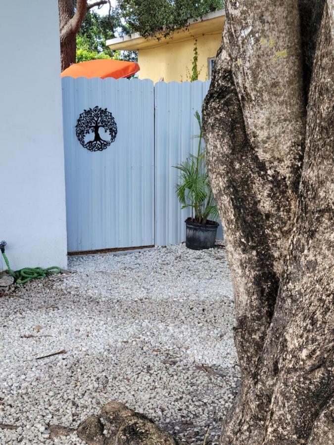Suite Life At Chez Mercedes Miami Exterior photo