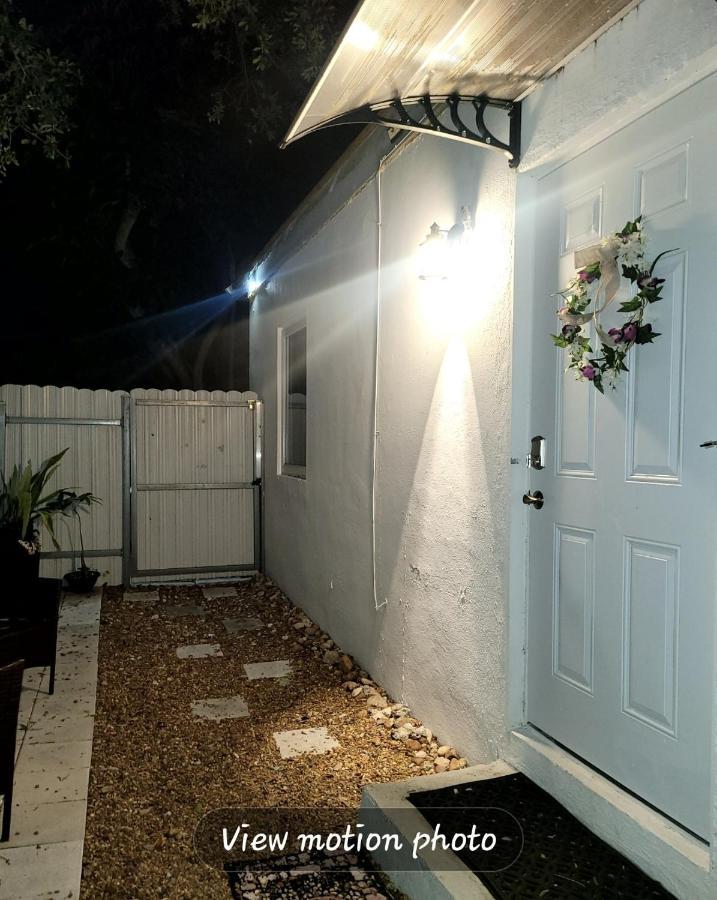 Suite Life At Chez Mercedes Miami Exterior photo