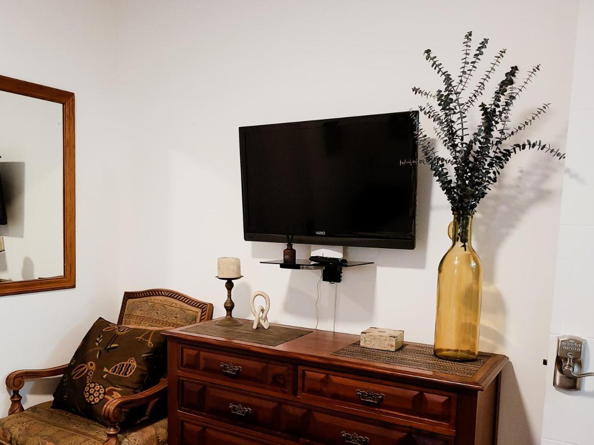 Suite Life At Chez Mercedes Miami Exterior photo