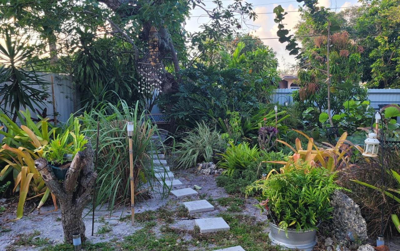 Suite Life At Chez Mercedes Miami Exterior photo