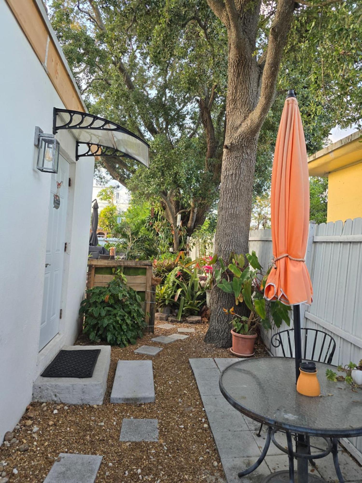 Suite Life At Chez Mercedes Miami Exterior photo
