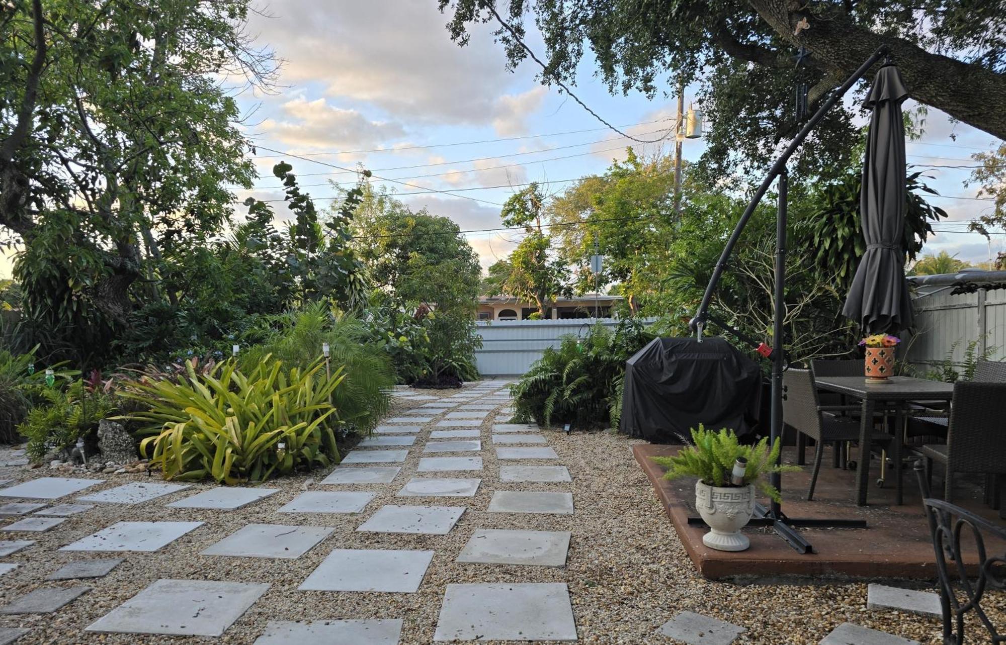 Suite Life At Chez Mercedes Miami Exterior photo