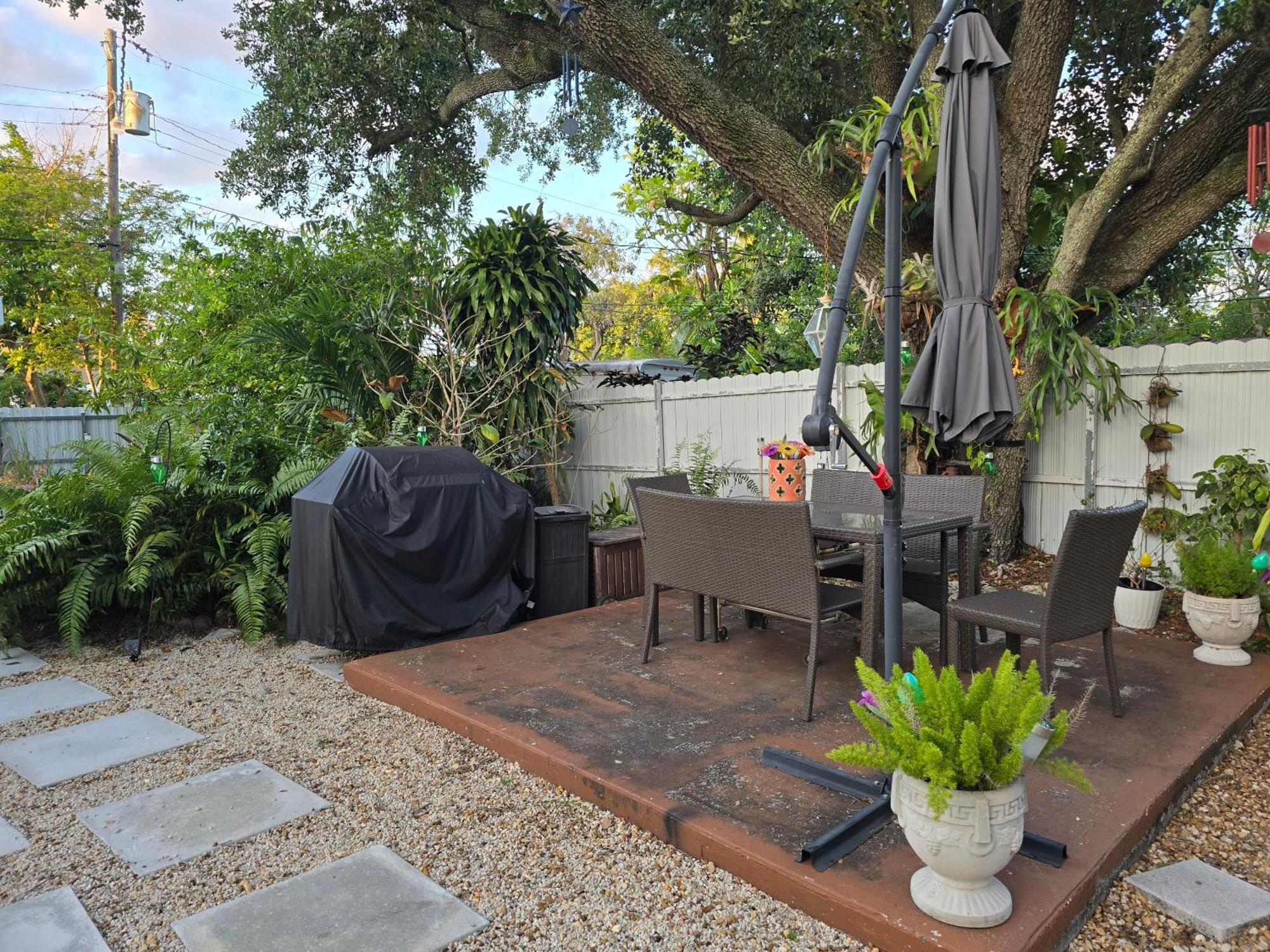 Suite Life At Chez Mercedes Miami Exterior photo