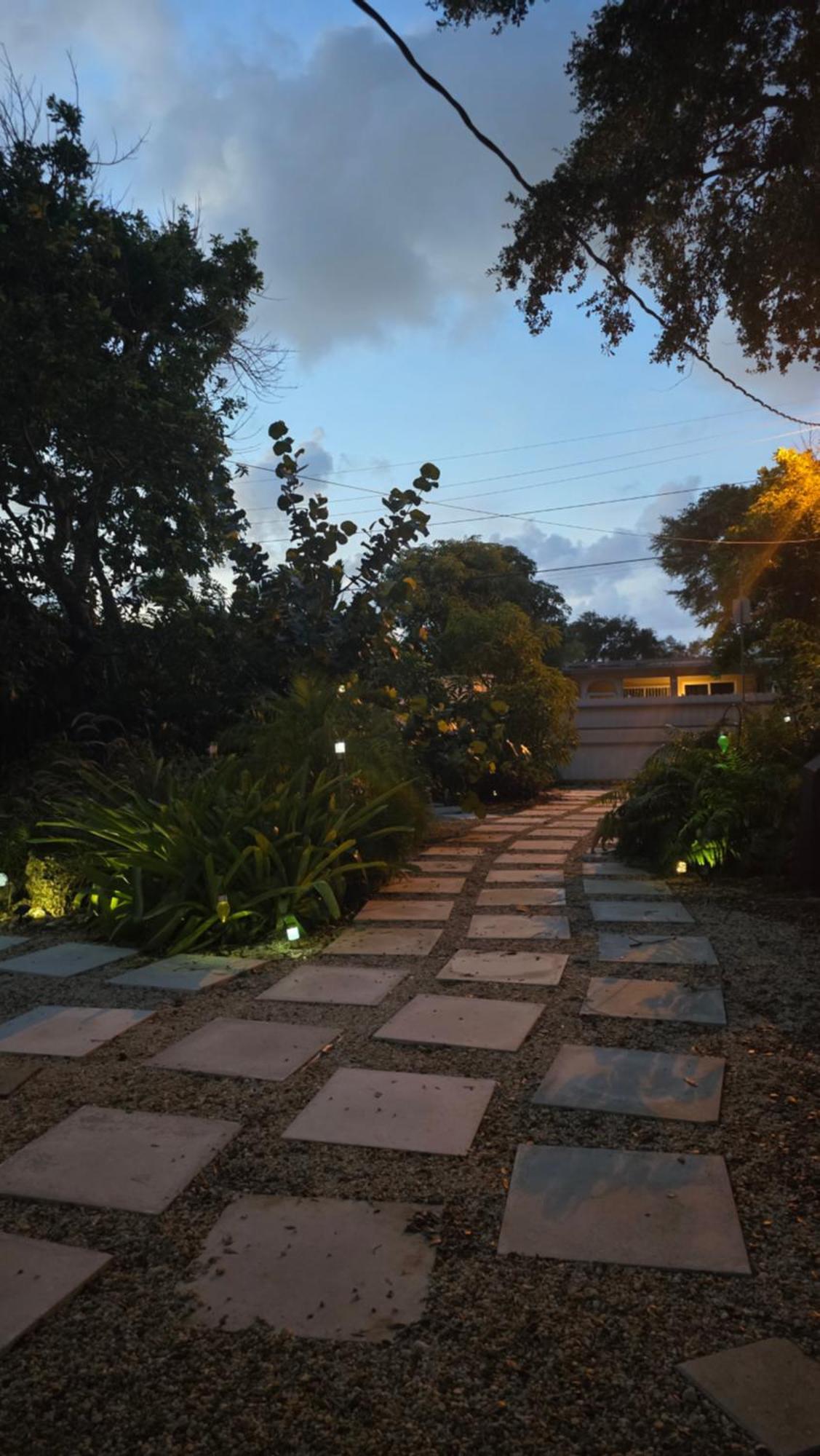 Suite Life At Chez Mercedes Miami Exterior photo