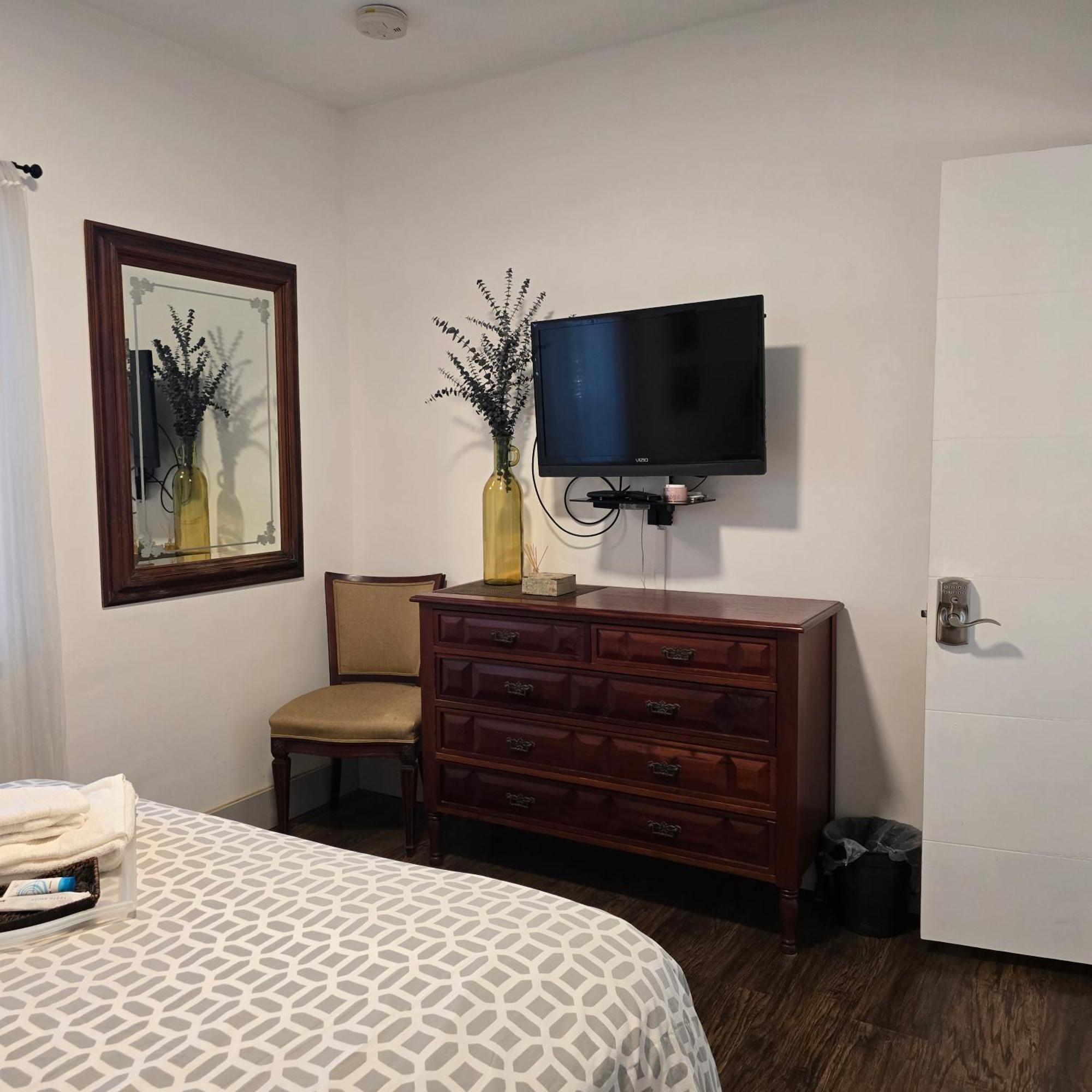 Suite Life At Chez Mercedes Miami Exterior photo