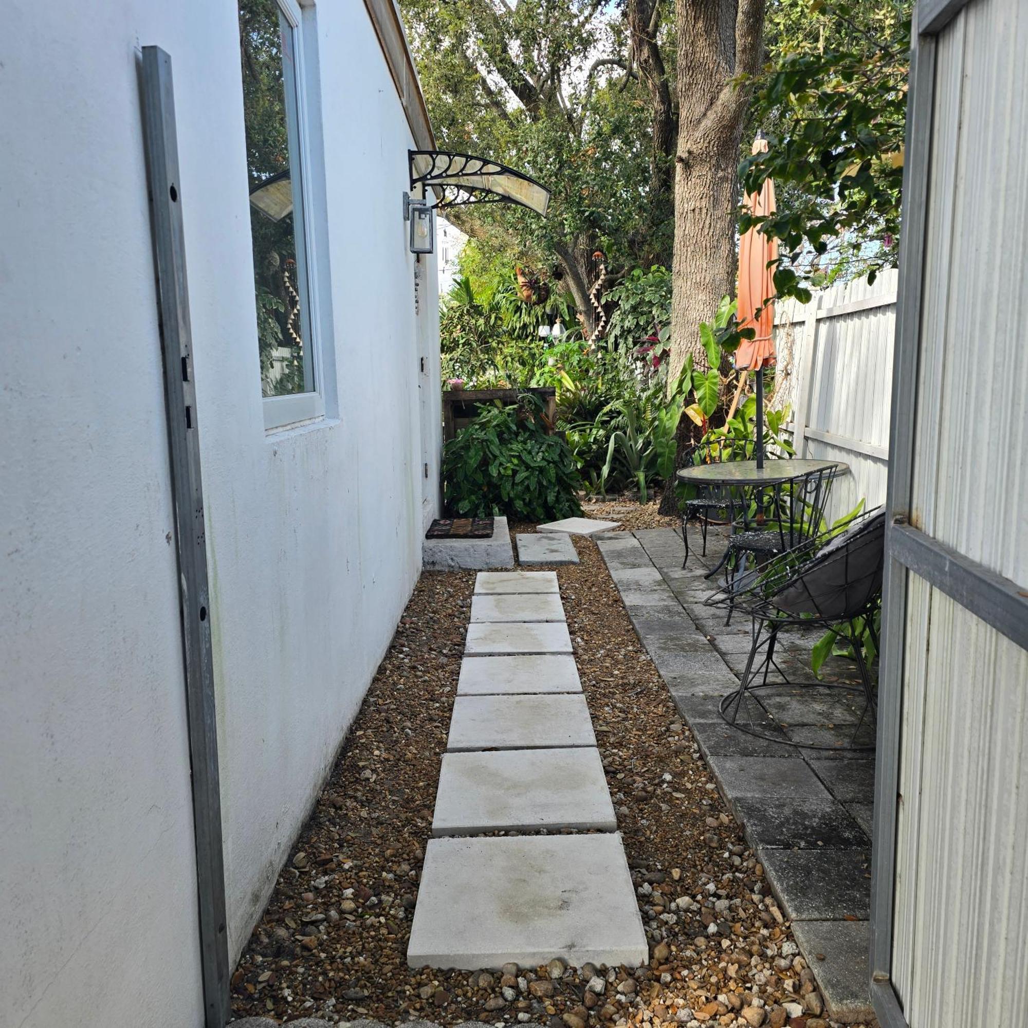 Suite Life At Chez Mercedes Miami Exterior photo